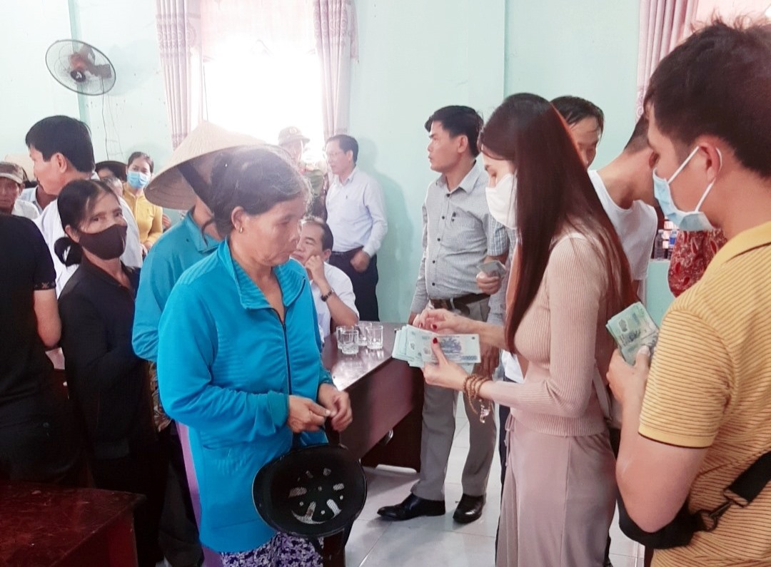 Thủy Tiên trao quà cho người dân tại huyện Đại Lộc vào năm 2020 sau trận lũ