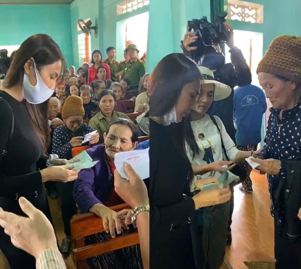 Ca sĩ Thủy Tiên trao tiền cho người dân trên địa bàn Hà Tĩnh trong trận lũ lụt năm 2020
