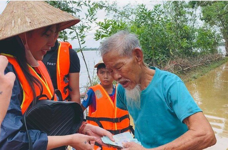 Ca sĩ Thủy Tiên trao tiền, hỗ trợ người dân miền Trung chịu ảnh hưởng của lũ lụt