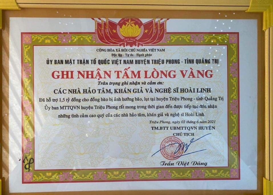 Giấy ghi nhận tấm lòng vàng được Ủy ban Mặt trận Tổ quốc Việt Nam huyện Triệu Phong trao cho đại diện nghệ sĩ Hoài Linh