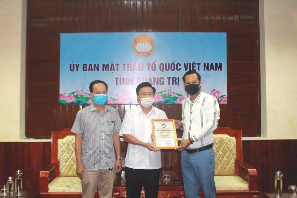 Ông Hà Văn Tự - đại diện nghệ sĩ Hoài Linh nhận Giấy ghi nhận tấm lòng vàng của Ủy ban Mặt trận Tổ quốc Việt Nam huyện Triệu Phong