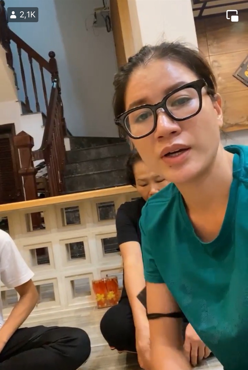 Sau khi kết thúc livestream, Trang Trần tiếp tục đăng 1 livestream khác sau khi về đến nhà, mắng Hồ Văn Cường là 'vô ơn'