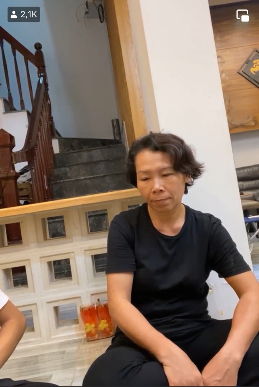 Mẹ của Hồ Văn Cường cũng giữ im lặng trước những câu hỏi của cựu người mẫu