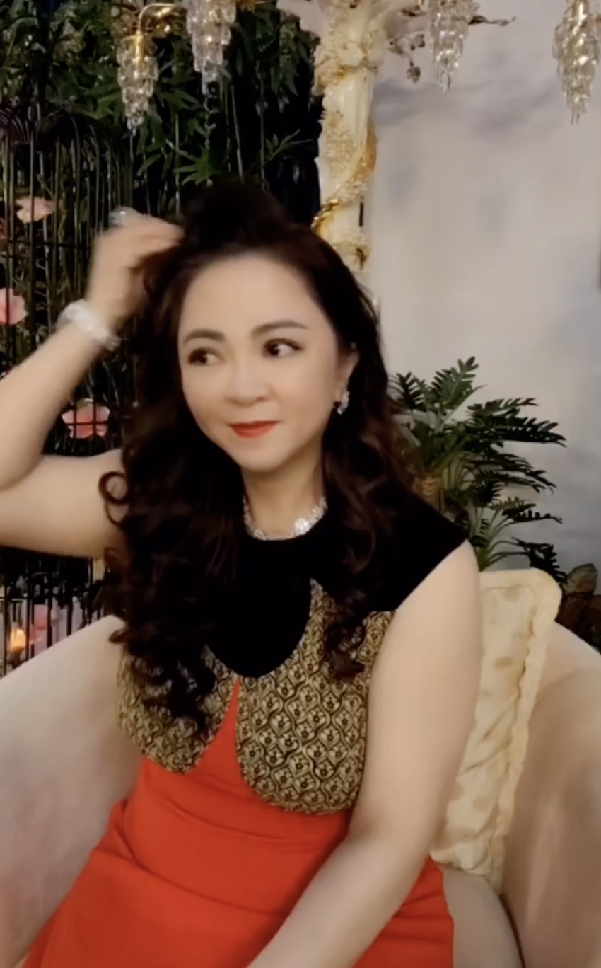 Ngay trước khi Trang Khàn mở livestream giờ, bà Phương Hằng đã yêu cầu quản lý Phi Nhung trả tiền cho con trai nuôi