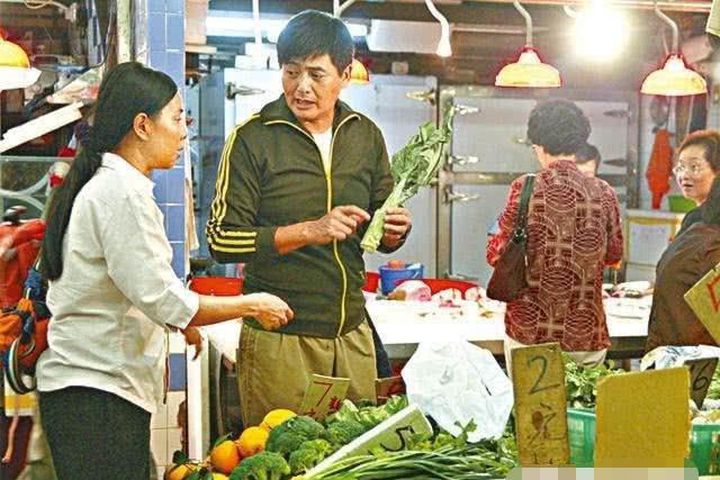 Là ngôi sao hàng đầu nhưng không ít lần, Châu Nhuận Phát bị bắt gặp hình ảnh giản dị khi đang mặc cả với người bán hàng tại những khu chợ bình dân
