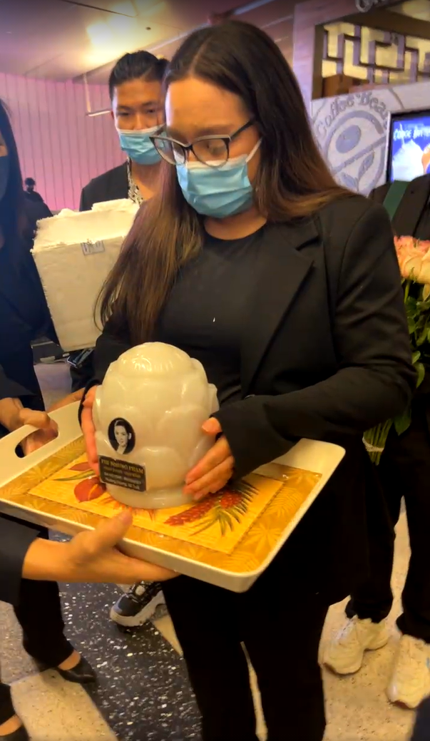 Sau bao mong mỏi, cuối cùng Wendy Phạm đã có thể gặp lại mẹ