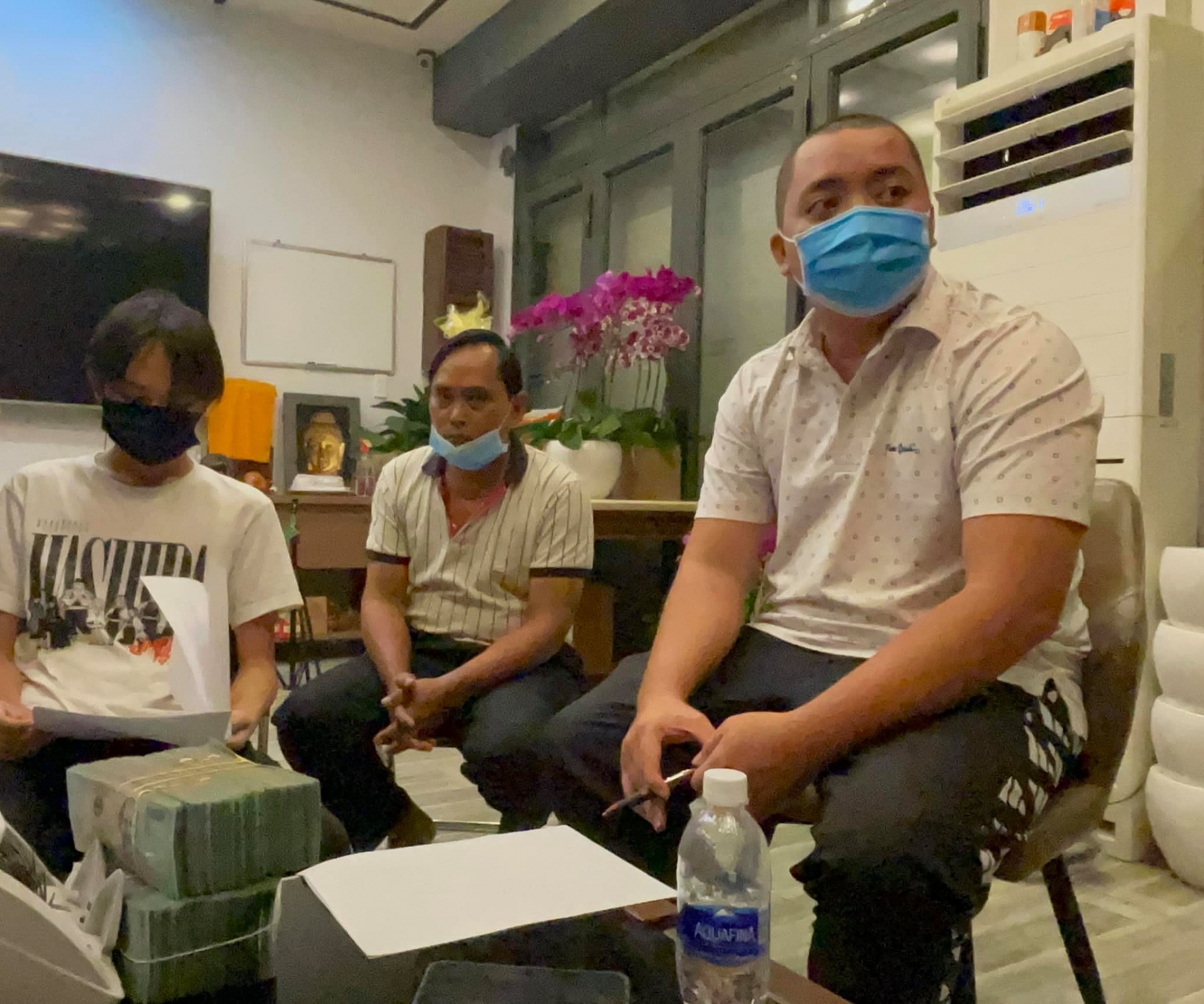 Hình ảnh Hồ Văn Cường cùng bố ruột nhận lại số tiền được thành viên trong ê kíp của Phi Nhung đăng tải
