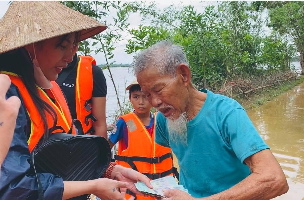 Thủy Tiên trao tiền cho người dân chịu ảnh hưởng trong trận lũ vào tháng 11/2020
