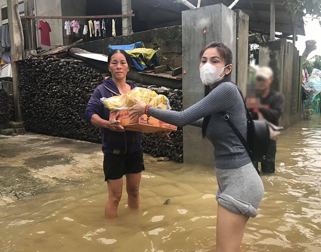 Ca sĩ Thủy Tiên tham gia cứu trợ người dân miền Trung chịu ảnh hưởng của lũ lụt vào năm 2020