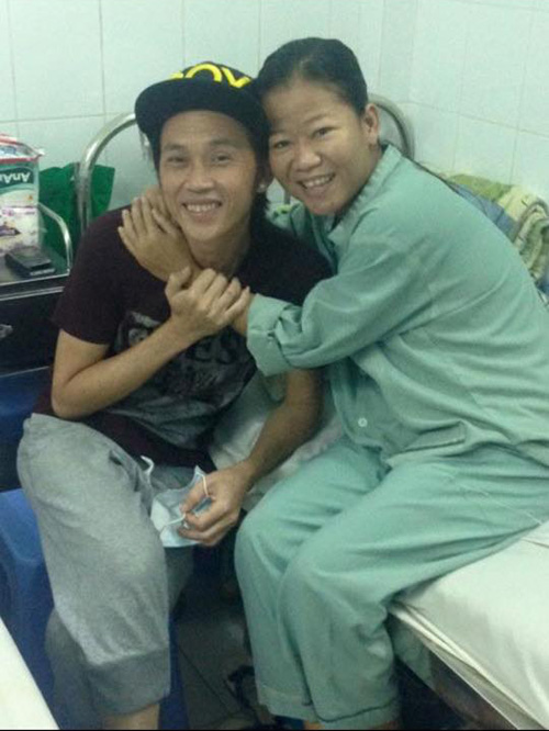 Trước đó, nhiều lần nghệ sĩ Hoài Linh đã đến thăm con nuôi của mình khi cô chống chọi với bệnh tật
