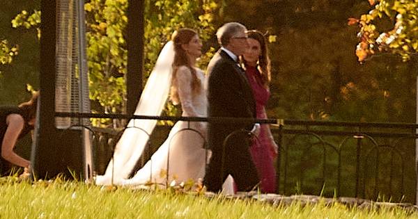 Tỷ phú Bill Gates và vợ cũ cùng dắt tay con gái vào lễ đường