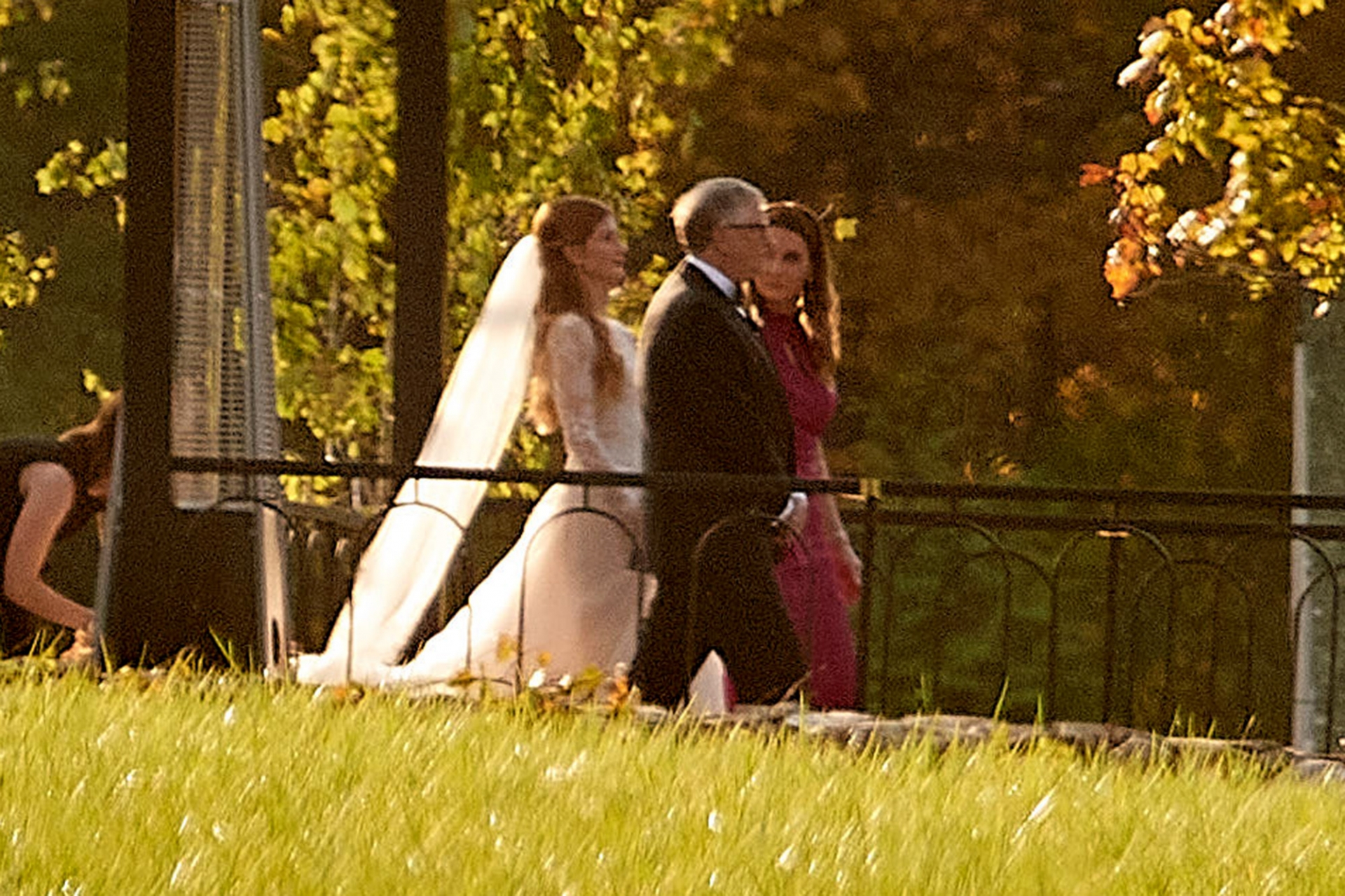 Tỷ phú Bill Gates và vợ cũ đã tạm gác lại chuyện cũ để cùng đưa con vào lễ đường trong ngày trọng đại