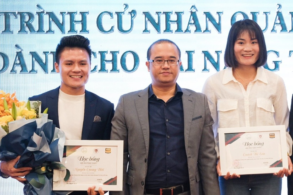 Quang Hải và vận động viên Quách Thị Lan nhận học bổng tử Hiệu trưởng trường Đại học Kinh tế - Đại học Quốc gia Hà Nội