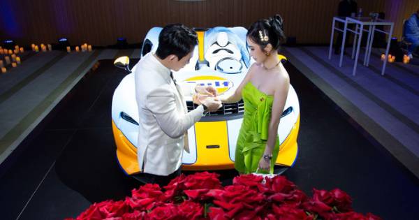 Bức ảnh mừng 9 năm ngày cưới của Minh Nhựa: Dát triệu đô lên người mới sang