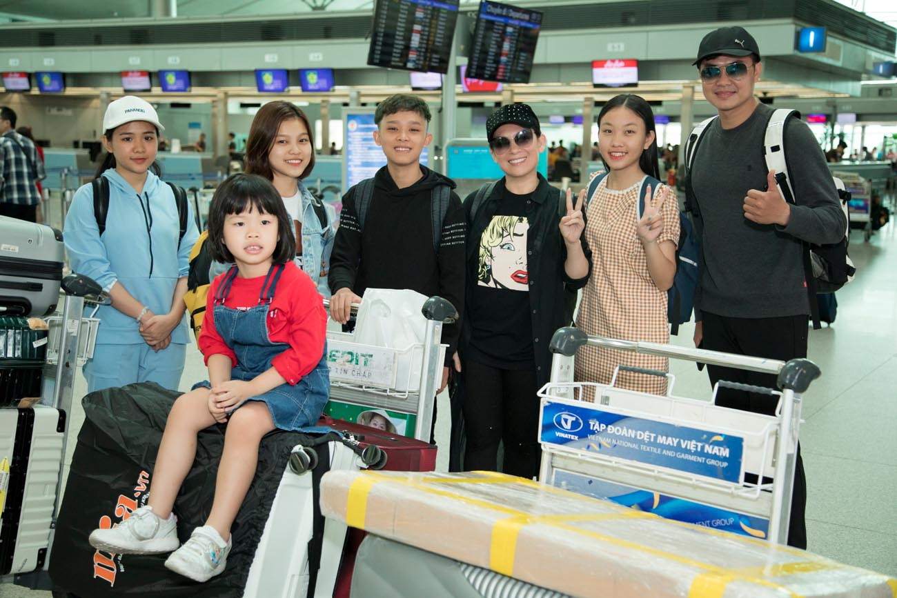 Thiêng Ngân, Quỳnh Trang, Tuyết Nhung và Hồ Văn Cường cùng mẹ nuôi trong 1 chuyến lưu diễn nước ngoài