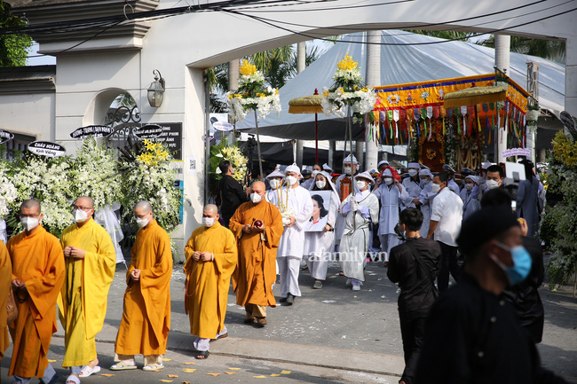 Trong tang lễ của bà Trần Thị Tuyết, 3 người con trai của bà và ông Dũng 'lò vôi' đã lộ diện nhưng không thấy sự xuất hiện của ông chủ Đại Nam. Ảnh: Pháp luật và bạn đọc