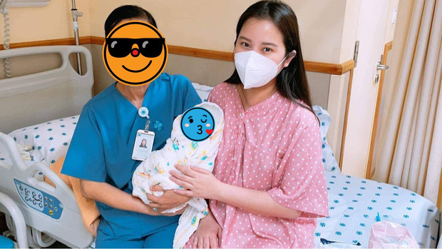 Hình ảnh Primmy Trương chụp ảnh bên cạnh con trai và bác sĩ