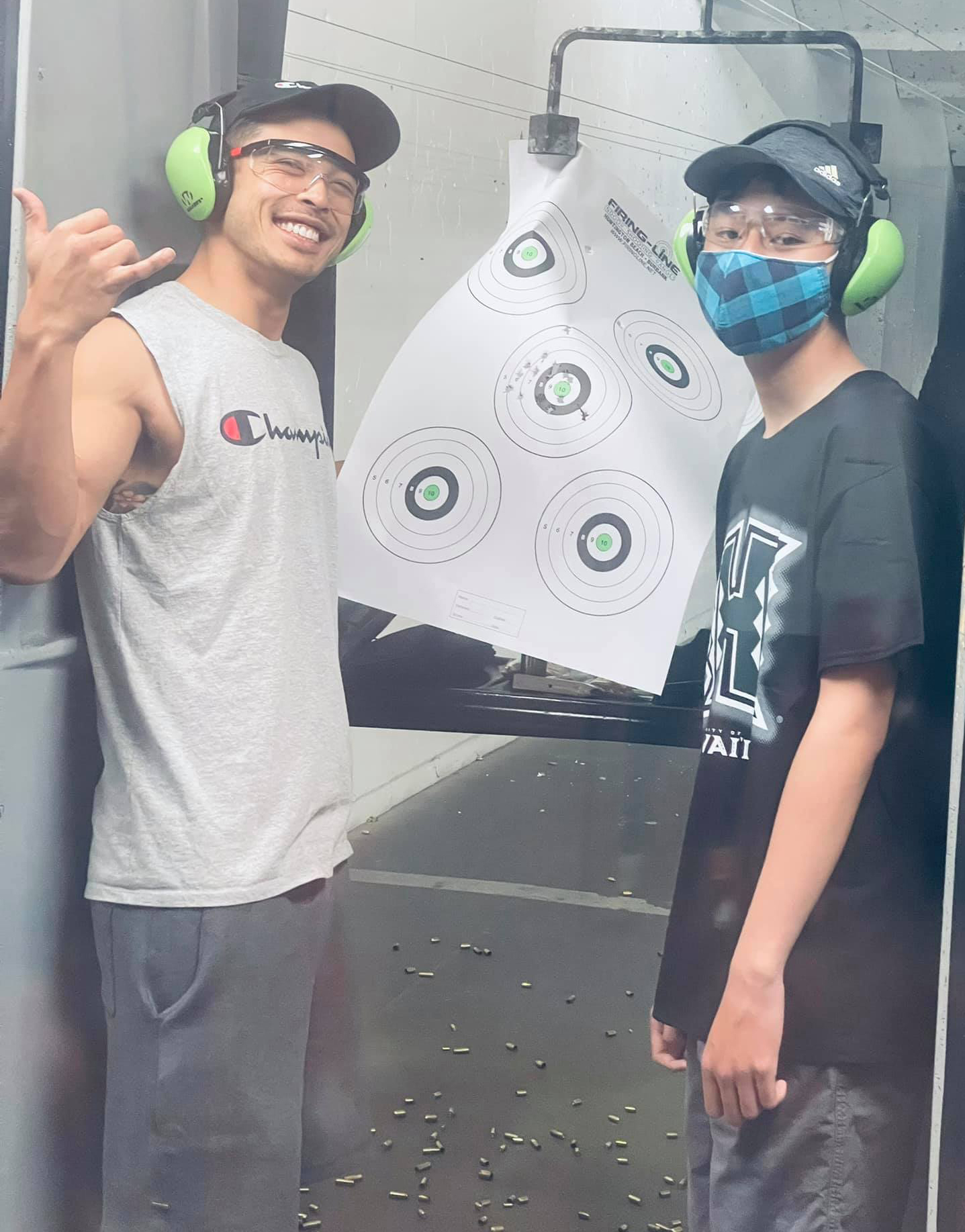 Hai cậu cháu Bảo Nam tỏ ra khá hào hứng khi cùng đi chơi bắn súng với nhau