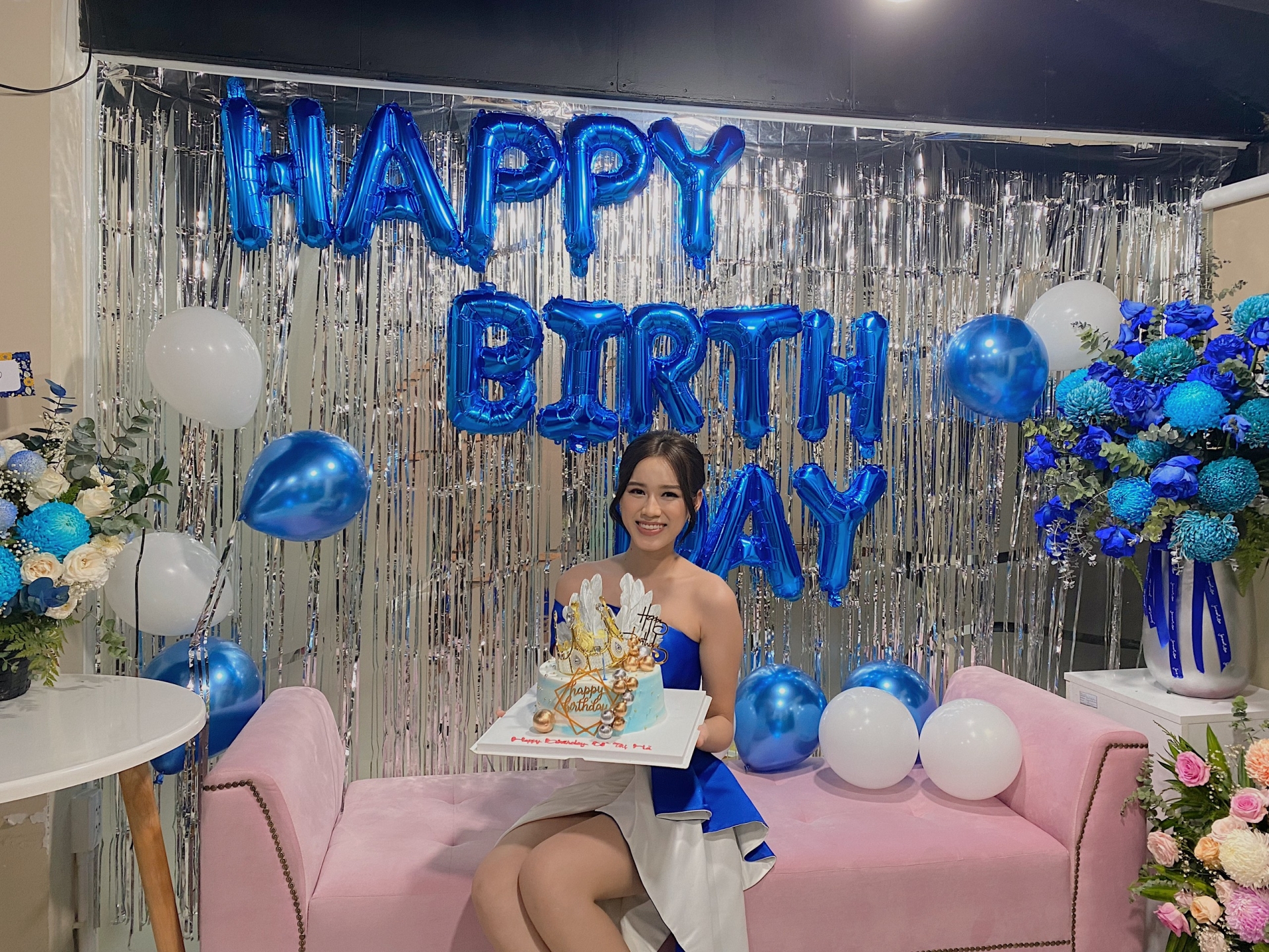 Hoa hậu Đỗ Thị Hà đã nhận được bữa tiệc sinh nhật muộn dù sinh nhật của cô đã diễn ra vào tháng 7 vừa qua
