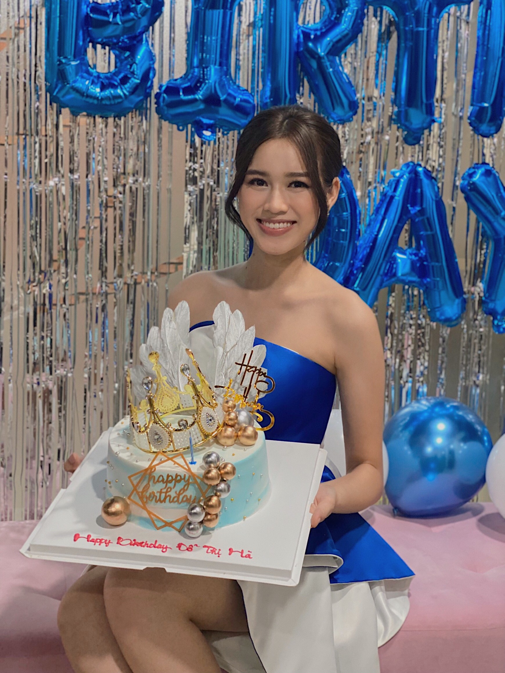 Chi tiết đầy ý nghĩa trên chiếc bánh sinh nhật của Hoa hậu Đỗ Thị Hà