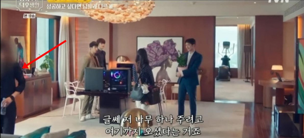 Dù phân cảnh xuất hiện trên tvN chỉ kéo dài vài giây nhưng nhà đài vẫn nhất quyết không để lộ hình ảnh của nam diễn viên trên sóng truyền hình