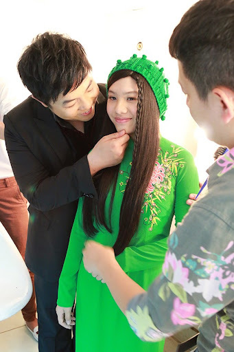 Tuy nhiên, Huyền Trân và phía công ty của Quang Lê gặp bất đồng quan điểm khi tịnh thất của nữ ca sĩ không muốn cô thay đổi, đội tóc giả lên sân khấu