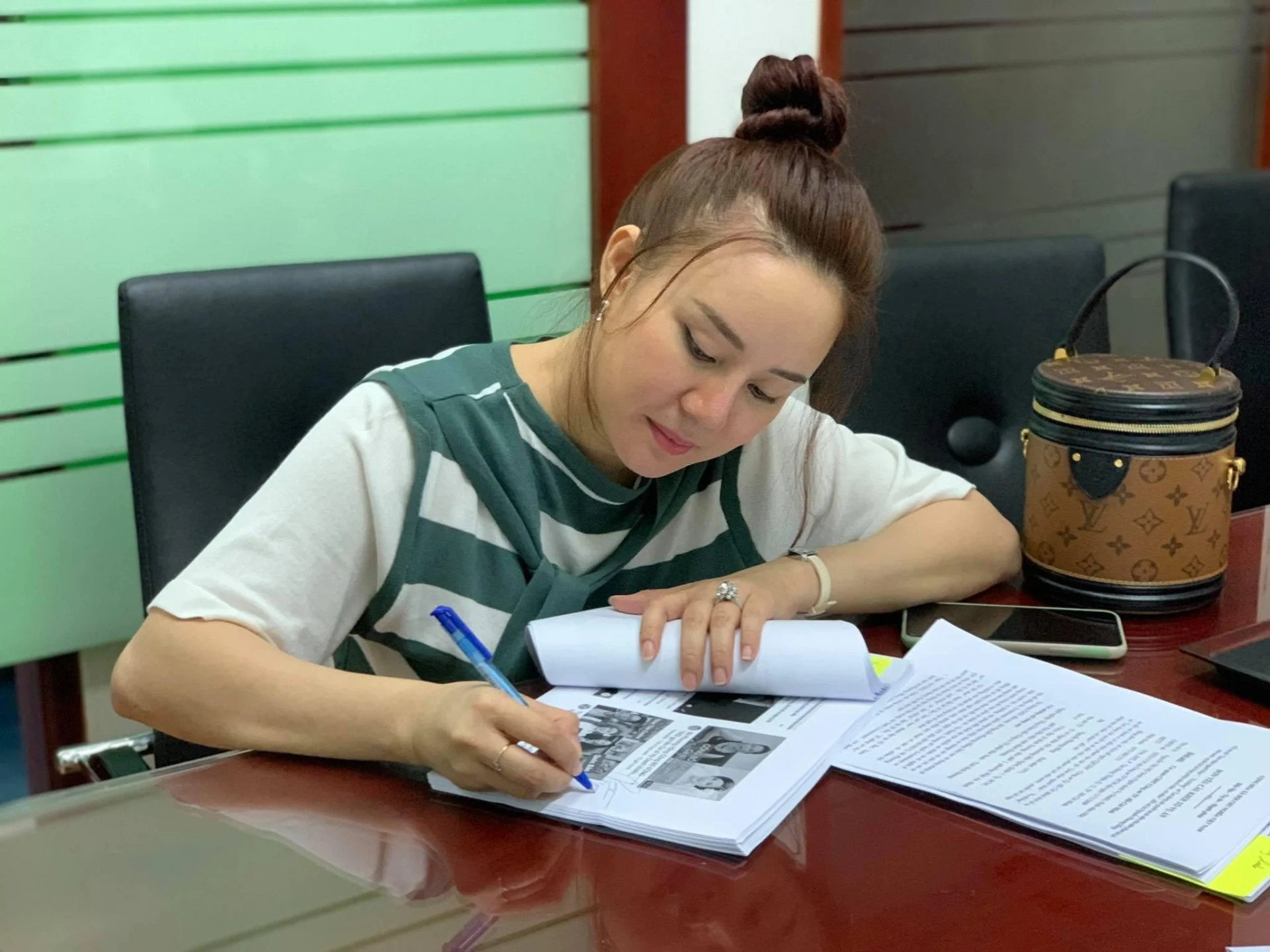 Cách đây ít ngày, Vy Oanh tiếp tục làm đơn yều cầu khởi tố bà Phương Hằng với hành vi lan truyền thông tin sai sự thật, xúc phạm và bôi nhọ nữ ca sĩ