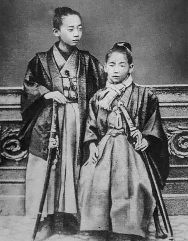 Kanō Jigorō (bên phải) từ bé sở hữu vóc dáng nhỏ bé và cơ thể yếu ớt