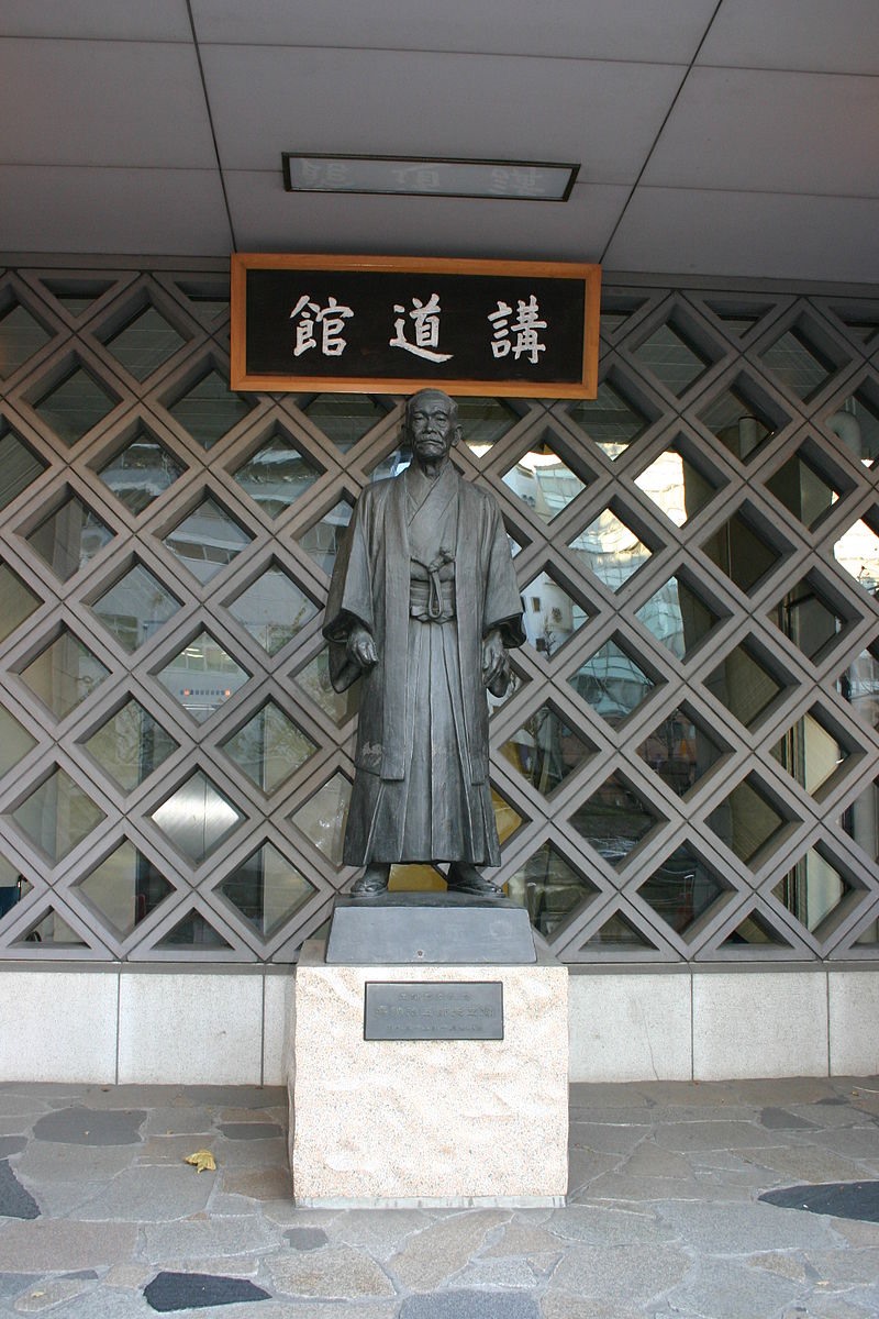 Tượng của Kanō Jigorō được đặt tại võ đường