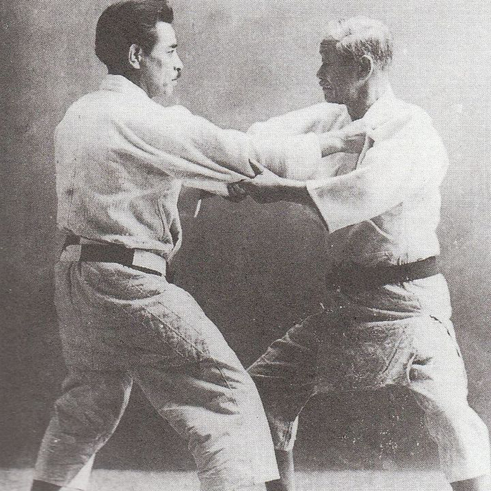 Kanō Jigorō (bên phải) hướng dẫn học trò bộ môn Judo