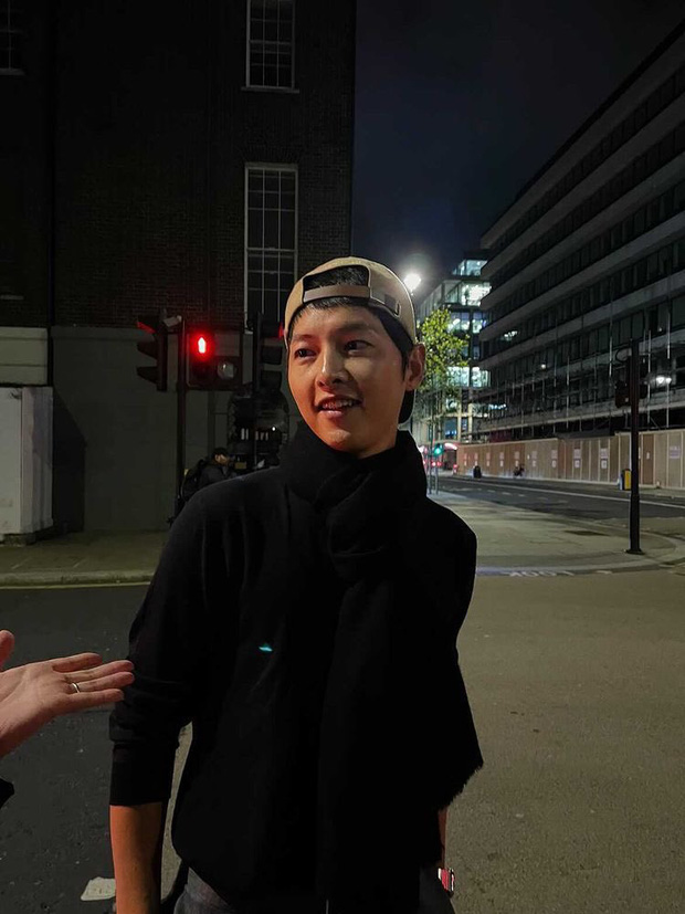 Hình ảnh mới nhất của Song Joong Ki bị người hâm mộ bắt gặp tại Anh