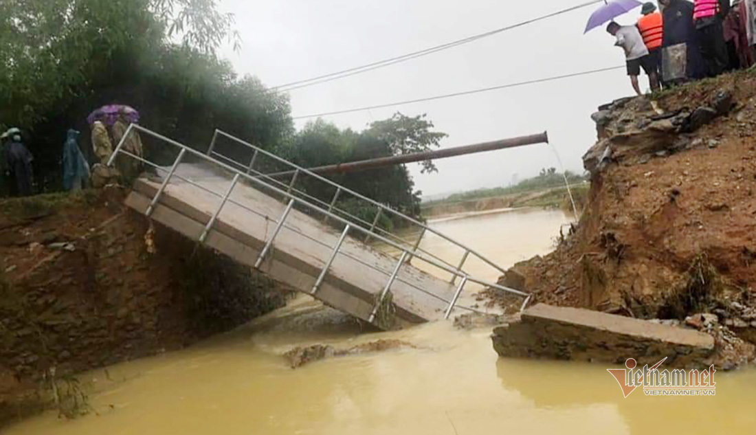 Cầu Khe Liệu bị sập trong trận bão vào năm 2020. Ảnh: VietNamNet