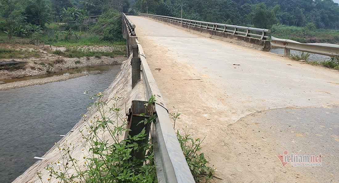 Cầu Sông Con 1 và phần mố cầu đã được sửa chữa nhưng không có biển ghi tên đơn vị tài trợ. Ảnh: VietNamNet