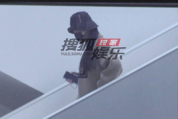Theo thông tin mà truyền thông Hoa ngữ đăng tải, nữ diễn viên di chuyển khá khó khăn