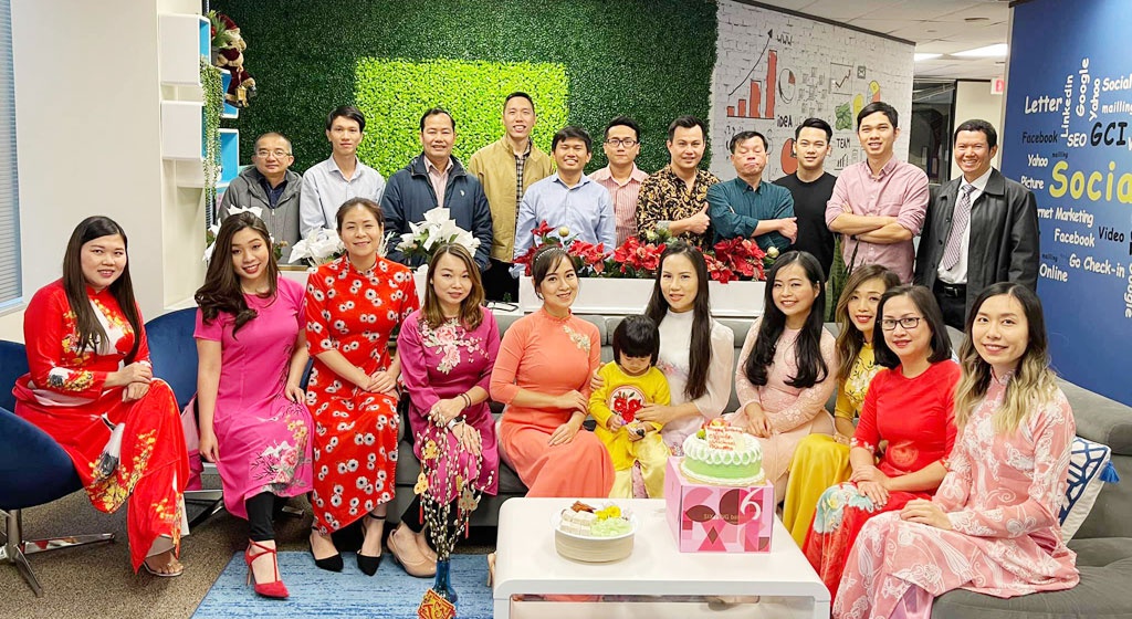 Vương Phạm và các nhân viên của công ty