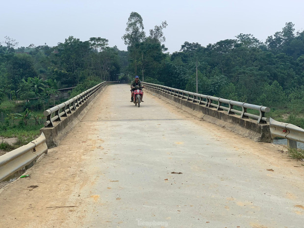 Cầu Sông Con 1 trên địa bàn xã Thanh Chương được đoàn từ thiện của ca sĩ Thủy Tiên hỗ trợ sửa chữa
