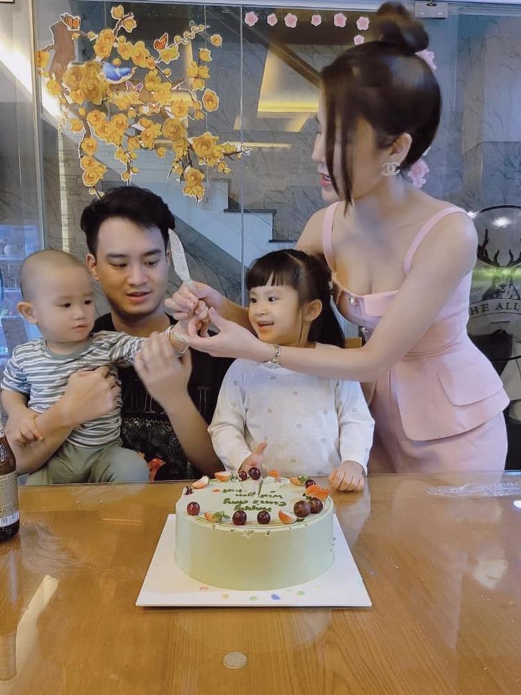 Diệp Lâm Anh trong tiệc sinh nhật 2 con: Không chụp cùng chồng, không đứng cạnh mẹ chồng - Ảnh 1