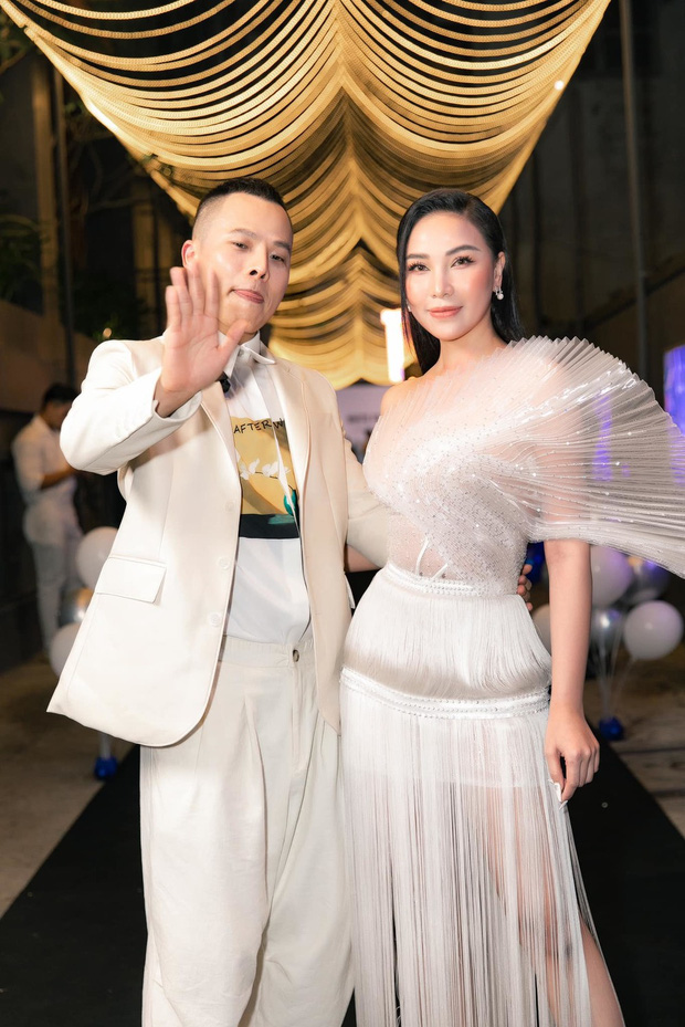 Quỳnh Thư cũng chụp ảnh cùng với chủ nhân bữa tiệc và cũng là 'người bạn từng thân' của cô