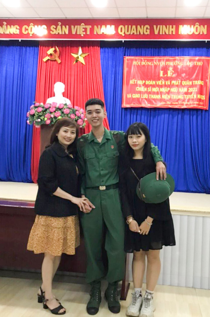 Mẹ và bạn gái của anh chụp ảnh lưu niệm khi Tiêu Nghĩa Phong nhập ngũ vào đầu năm 2021