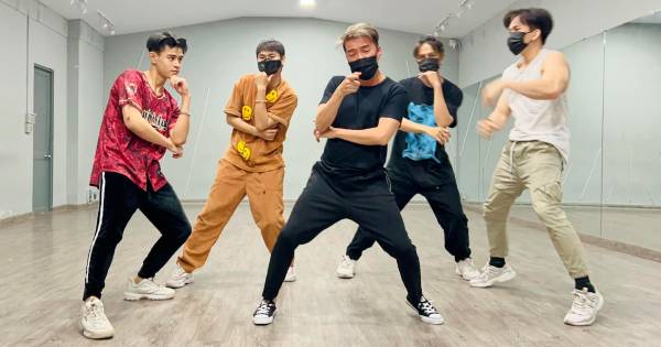 Đàm Vĩnh Hưng vui vẻ đi quay MV mới bỏ lại lùm xùm từ thiện và đời tư phía sau