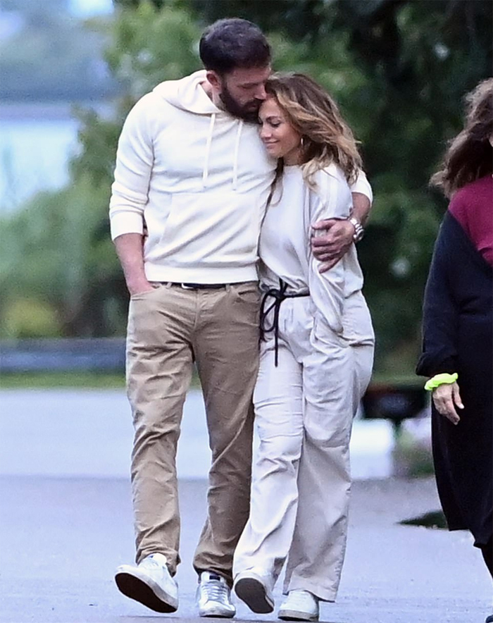 Ben Affleck và Jennifer Lopez liên tục bị bắt gặp những hình ảnh tình cảm, thân mật