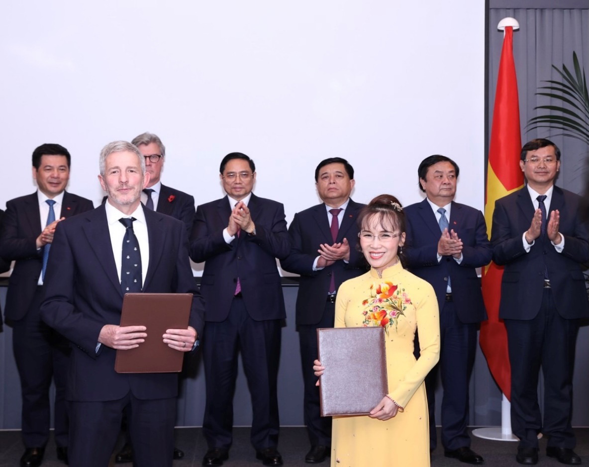 Bà Nguyễn Thị Phương Thảo và Hiệu trưởng trường Đại học Linacre trong lễ ký kết hợp tác