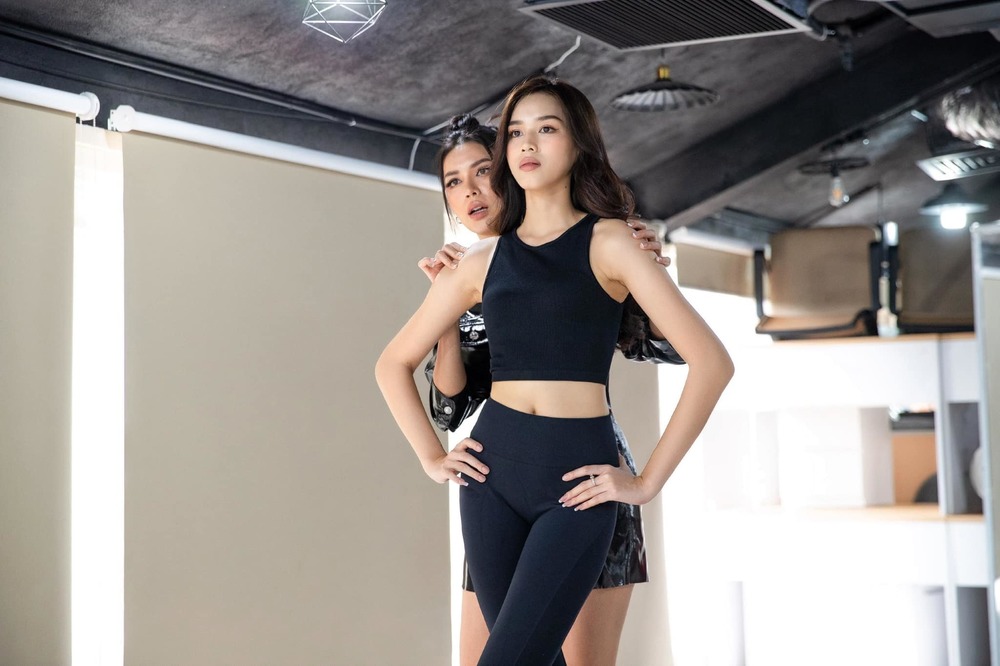 Hoa hậu Đỗ Thị Hà trau dồi kĩ năng catwalk bởi siêu mẫu Minh Tú