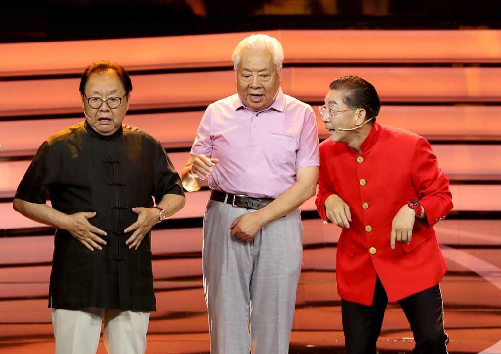 Chu Quảng Long và các bạn diễn Lục Tiểu Linh Đồng, Mã Đức Hoa trên sân khấu