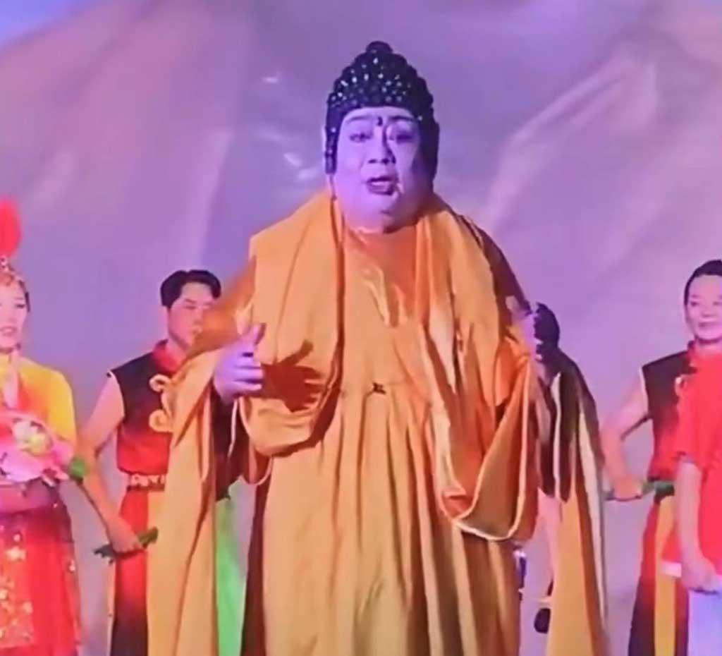 Lần xuất hiện mới nhất của Chu Quảng Long khi hóa thân vào vai Phật Tổ Như Lai tại 1 trung tâm thương mại