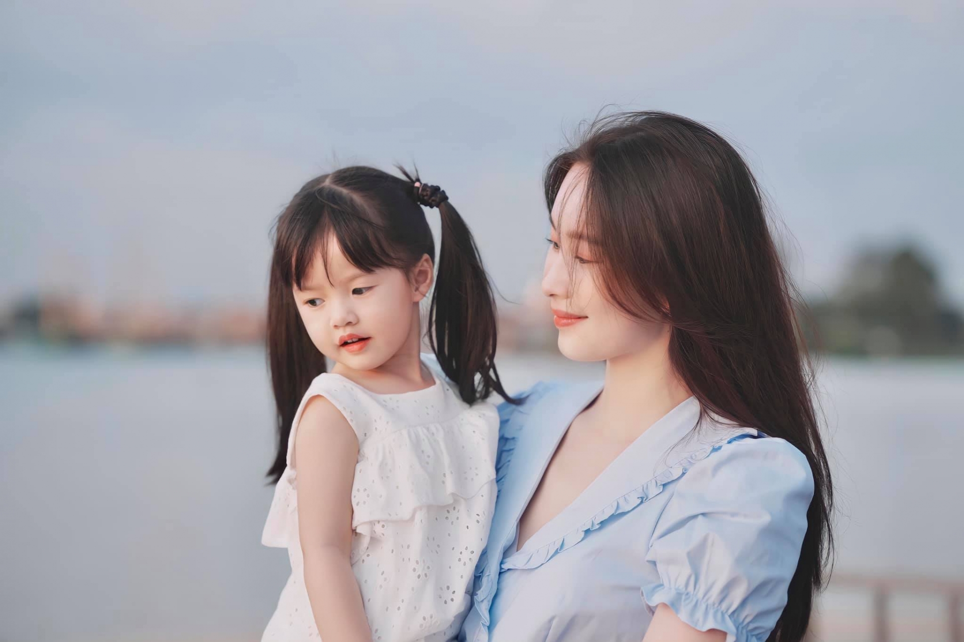 Góc nghiêng cực phẩm của Hoa hậu Đặng Thu Thảo và con gái cùng nụ cười thương hiệu của 'thần tiên tỷ tỷ' Việt Nam