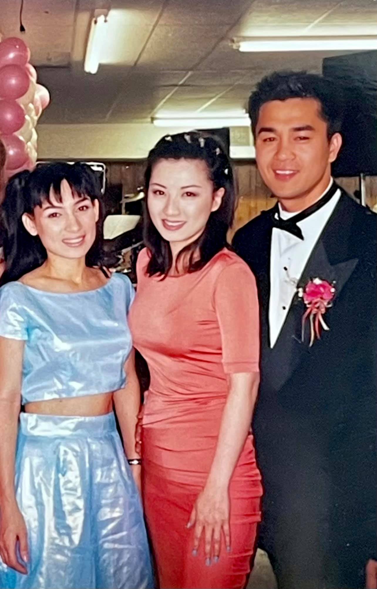 Hình ảnh Trizzie Phương Trinh cùng với Phi Nhung vào năm 1999 vừa được đăng tải cách đây ít phút