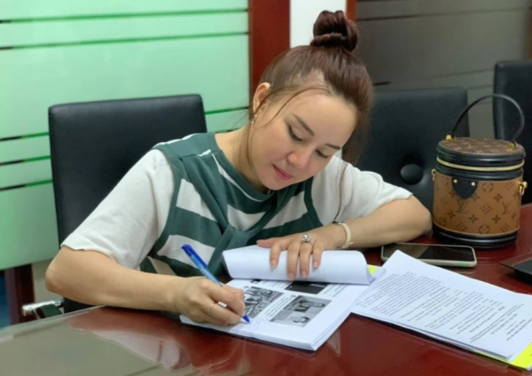 ca si vy oanh lam viec voi co quan chuc nang vao thang 10 vua qua lien quan den don to cao ba phuong hang Ca sĩ Vy Oanh làm việc với cơ quan chức năng vào tháng 10 vừa qua, liên quan đến đơn tố cáo bà Phương Hằng