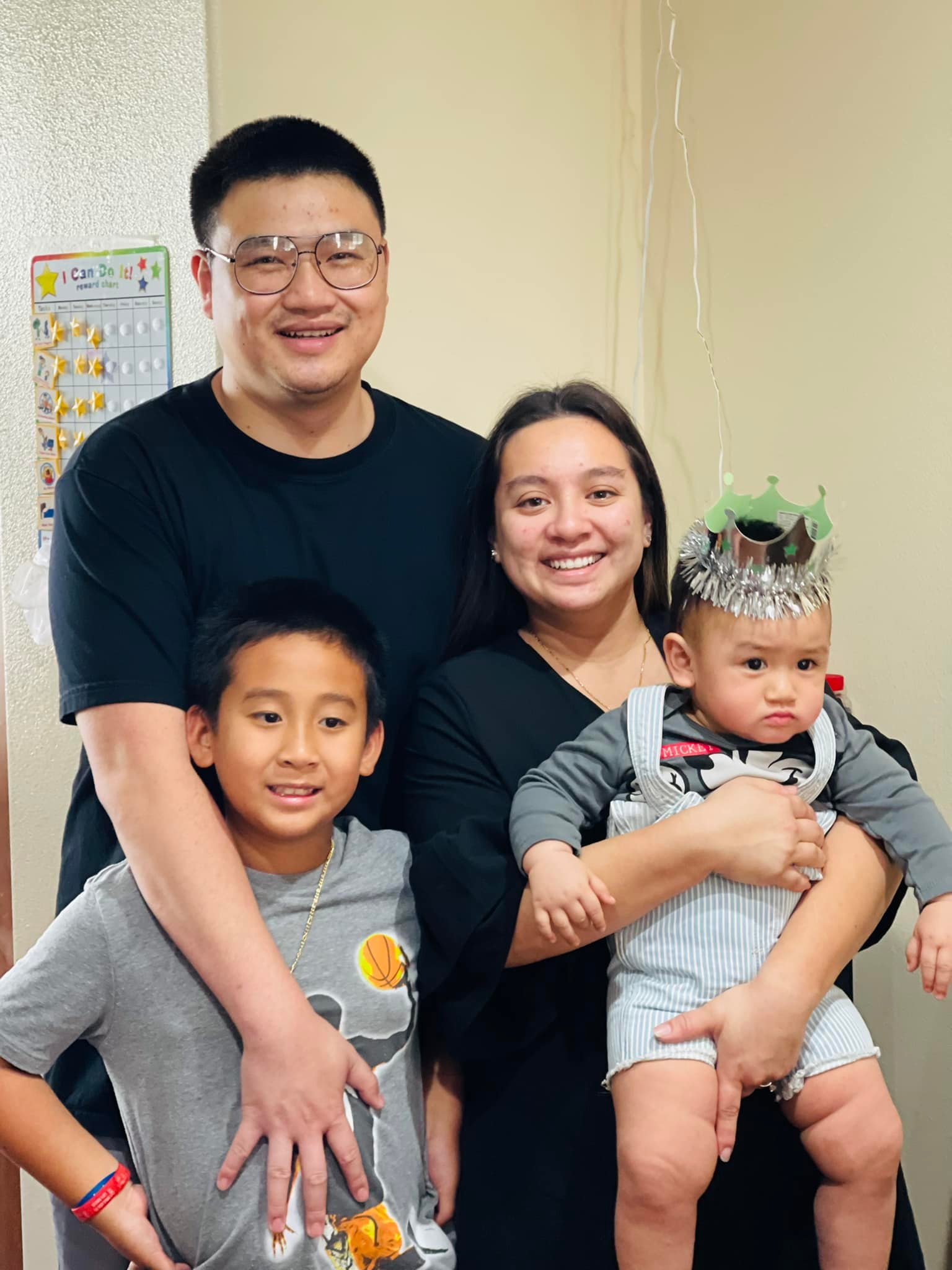 Wendy Phạm bên chồng và 2 con trai