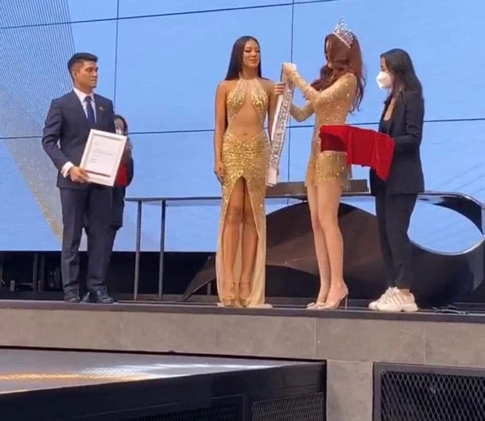 Hoa hậu Khánh Vân trao vương miện và dải sash cho Á hậu Kim Duyên
